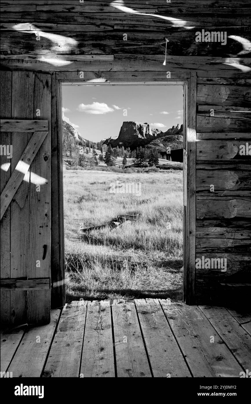 WY01791-00-BW.......WYOMING - The Osborn Cabin and Squaretop Mountain in the Green River Valley of the Bridger National Forest. Stock Photo