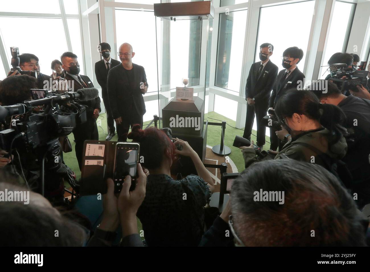 Photographers surround Los Angeles Dodgers' Japanese superstar Shohei ...
