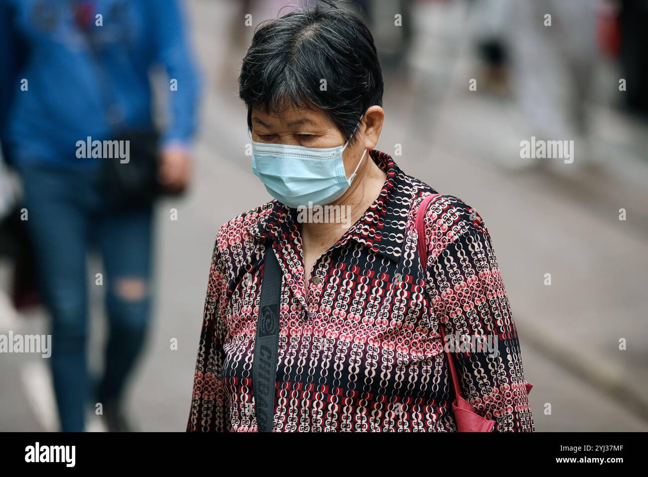 Elderly woman wearing a mask hi-res stock photography and images - Alamy