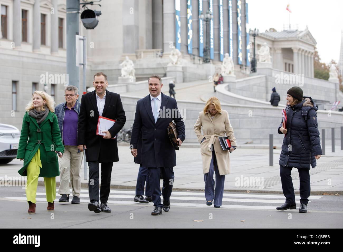 AUSTRIA; VIENNA; 20241113; Federal Chairman of the Social Democratic Party of Austria (SPOe) Andreas Babler (C.) in front of Parliament on the way to the coalition exploratory talks with Federal Chancellor Karl Nehammer and NEOS Chairwoman Beate Meinl - Reisinger (not in the picture) in Vienna on November 13, 2024. The After the National Council elections, ÖVP, SPÖ and NEOS are negotiating the formation of a government as 2nd, 3rd and 4th placed parties./// ÖSTERREICH; WIEN; 20241113; Bundesvorsitzenden der Sozialdemokratische Partei Österreich (SPÖ) Andreas Babler (M.) vor dem Parlament am We Stock Photo