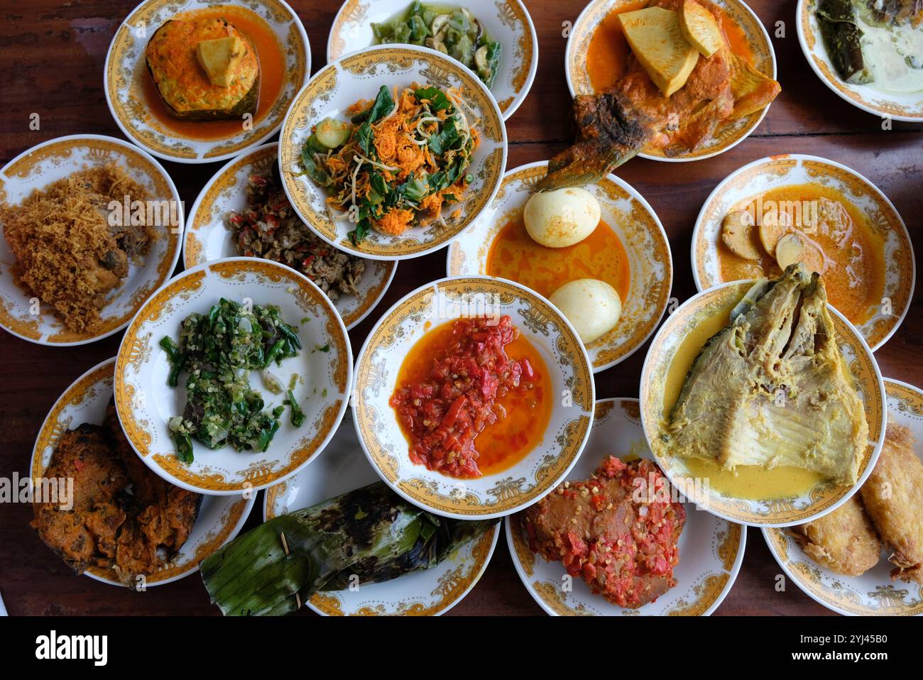 Indonesian traditional cuisine gulai hi-res stock photography and ...