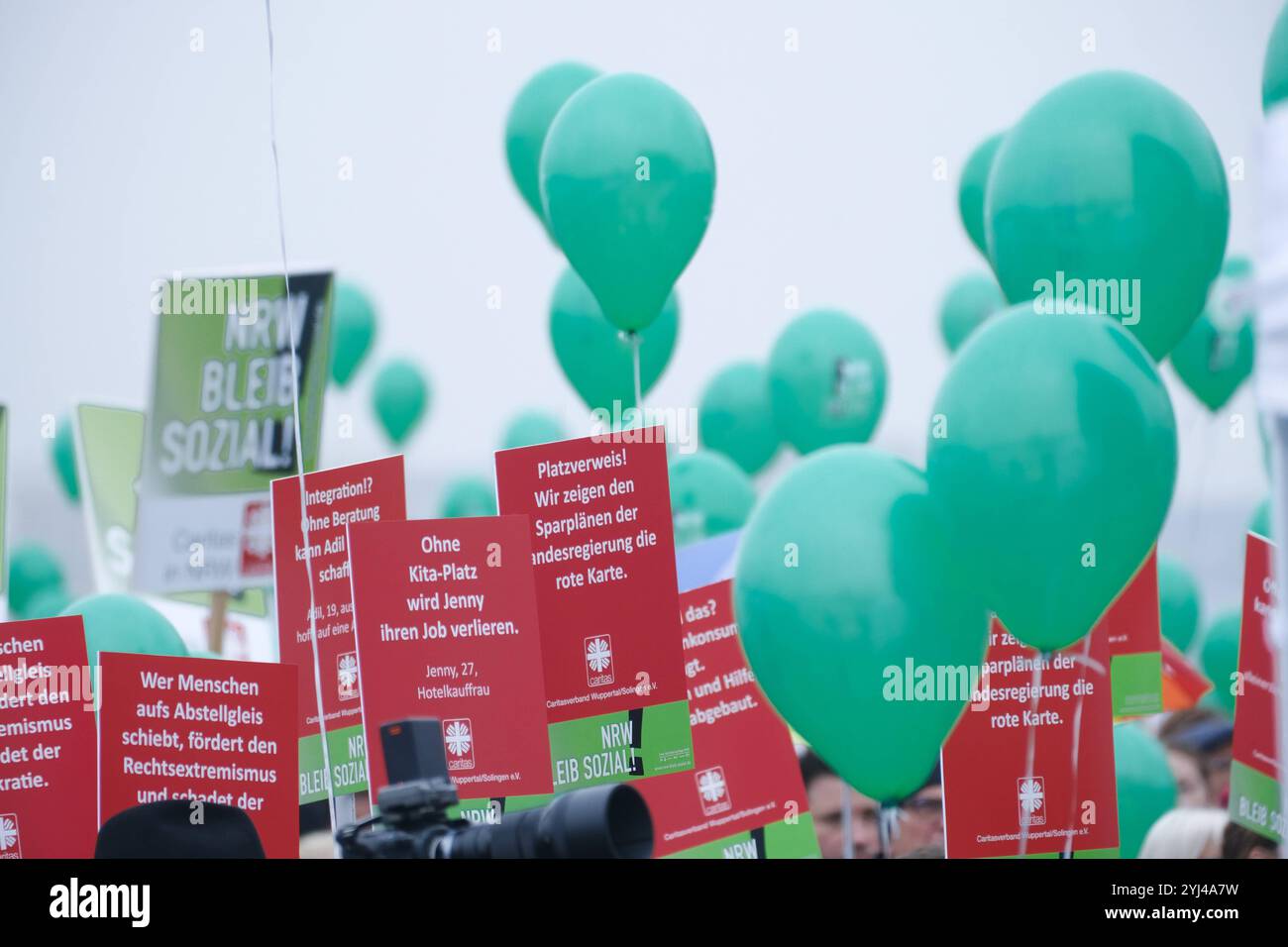 Düsseldorf 13.11.2024 Kundgebung NRW bleib sozial Demo Demonstration Wohlfahrtsverbände gegen Kürzungen Sparpläne der Landesregierung Landeshaushalt im Sozialbereich Rheinwiesen Oberkassel Caritas Düsseldorf Nordrhein-Westfalen Deutschland *** Düsseldorf 13 11 2024 Demonstration NRW bleib sozial Demo Demonstration by welfare organizations against cuts in the state governments social budget Rheinwiesen Oberkassel Caritas Düsseldorf North Rhine-Westphalia Germany Stock Photo