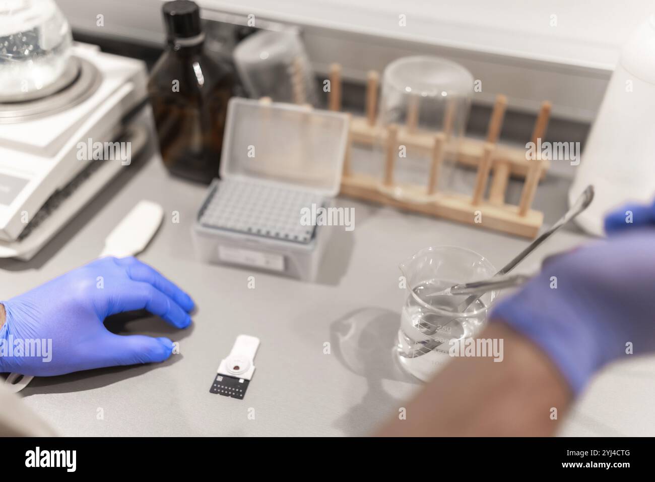 Close up of hands in laboratory hi-res stock photography and images - Alamy