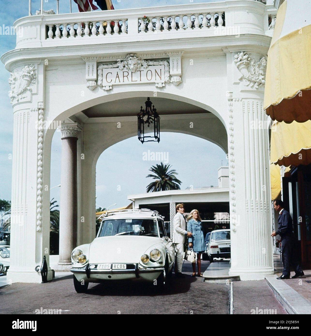 YVETTE MIMIEUX and ALBERT FINNEY in THE PICASSO SUMMER (1969), directed by SERGE BOURGUIGNON. Credit: WARNER BROTHERS / Album Stock Photo