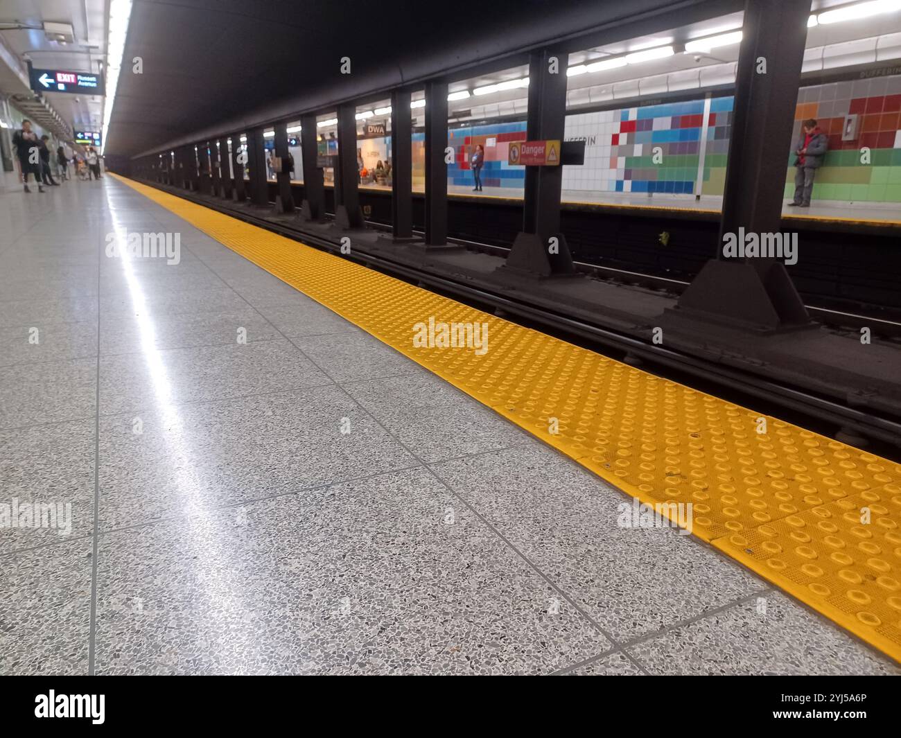 Empty toronto underground transit station hi-res stock photography and ...