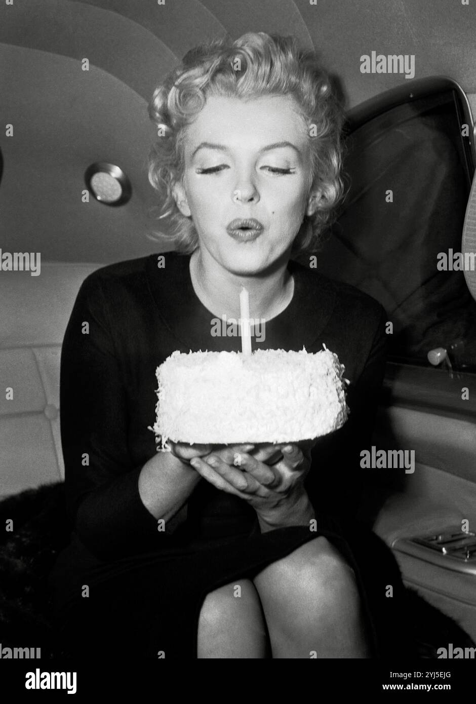 Marilyn monroe birthday cake hi-res stock photography and images - Alamy