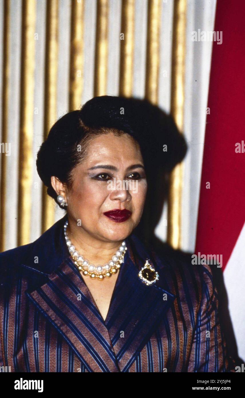 Giugno 1993 Vienna Archivio Storico Olycom/Lapresse Regina Sirikit (Bangkok, 12 agosto 1932), è la regina madre della Thailandia, madre del sovrano in carica Vajiralongkorn. È stata la regina consorte del defunto re Bhumibol Adulyadej, nono re della dinastia Chakri. Conobbe il marito in Europa, dove il padre di lei era ambasciatore di Thailandia. Si sposarono a Bangkok nel 1950, poco prima dell'incoronazione di Bhumibol, e hanno avuto tre figlie e un figlio. Nel 1956 fu nominata regina reggente. Nella Foto: Regina Sirikit durante la sua visita a Vienna In the Photo: Regina Sirikit during his Stock Photo