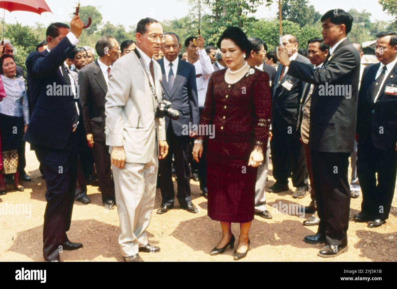 Aprile 1994 Laos Archivio Storico Olycom/Lapresse Regina Sirikit (Bangkok, 12 agosto 1932), è la regina madre della Thailandia, madre del sovrano in carica Vajiralongkorn. È stata la regina consorte del defunto re Bhumibol Adulyadej, nono re della dinastia Chakri. Conobbe il marito in Europa, dove il padre di lei era ambasciatore di Thailandia. Si sposarono a Bangkok nel 1950, poco prima dell'incoronazione di Bhumibol, e hanno avuto tre figlie e un figlio. Nel 1956 fu nominata regina reggente. Nella Foto: Regina Sirikit e suo marito Re Bhumibol Adulyadej in visita a Laos In the photo: Queen S Stock Photo