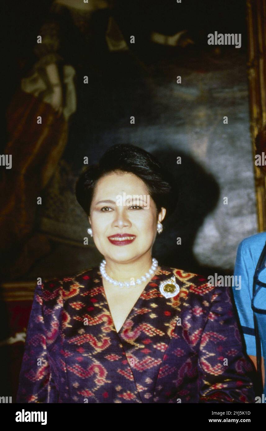 Giugno 1993 Vienna Archivio Storico Olycom/Lapresse Regina Sirikit (Bangkok, 12 agosto 1932), è la regina madre della Thailandia, madre del sovrano in carica Vajiralongkorn. È stata la regina consorte del defunto re Bhumibol Adulyadej, nono re della dinastia Chakri. Conobbe il marito in Europa, dove il padre di lei era ambasciatore di Thailandia. Si sposarono a Bangkok nel 1950, poco prima dell'incoronazione di Bhumibol, e hanno avuto tre figlie e un figlio. Nel 1956 fu nominata regina reggente. Nella Foto: Regina Sirikit durante la sua visita a Vienna In the Photo: Regina Sirikit during his Stock Photo