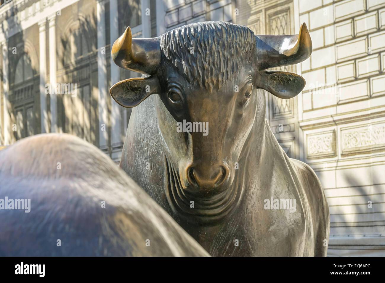 Bronzeskulptur, Bulle, Deutsche Börse, Börsenplatz, Frankfurt am Main, Hessen, Deutschland *** Bronze sculpture, Bull, German Stock Exchange, Stock Exchange Square, Frankfurt am Main, Hesse, Germany Stock Photo