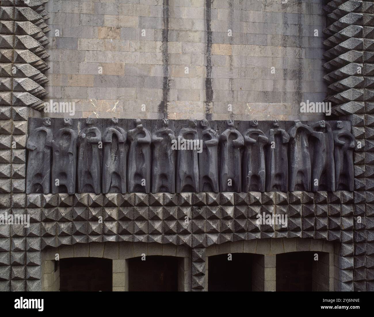 basilica-de-nuestra-se-ora-de-aranzazu-relieves-de-la-fachada-friso