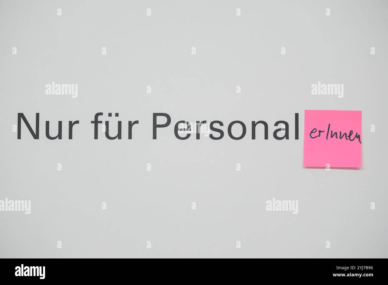 Auf einer Tür die mit Nur für Personal beschriftet ist, wurde ein Postit mit einer gegenderten Form  angeheftet  *** On a door labelled for staff only Stock Photo