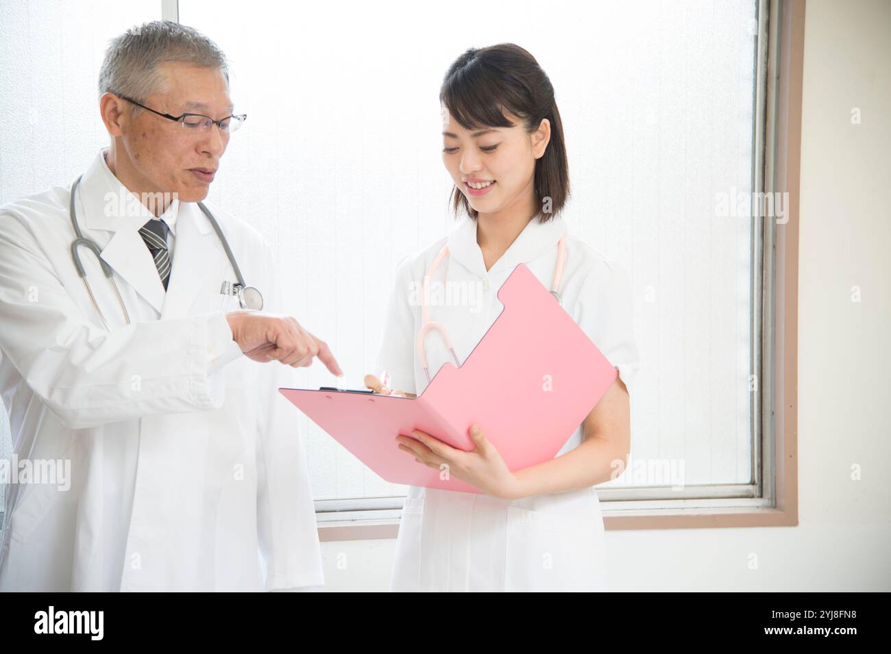 Nurse meeting talking hi-res stock photography and images - Alamy