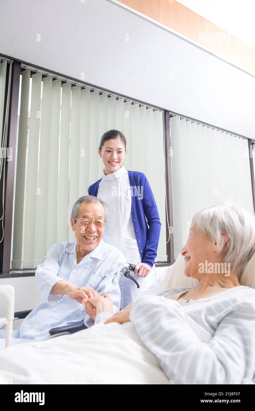 Senior patient nurse bed hi-res stock photography and images - Alamy