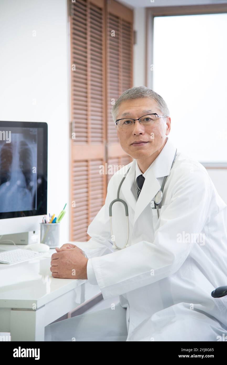 Mature doctor in eyeglasses hi-res stock photography and images - Alamy