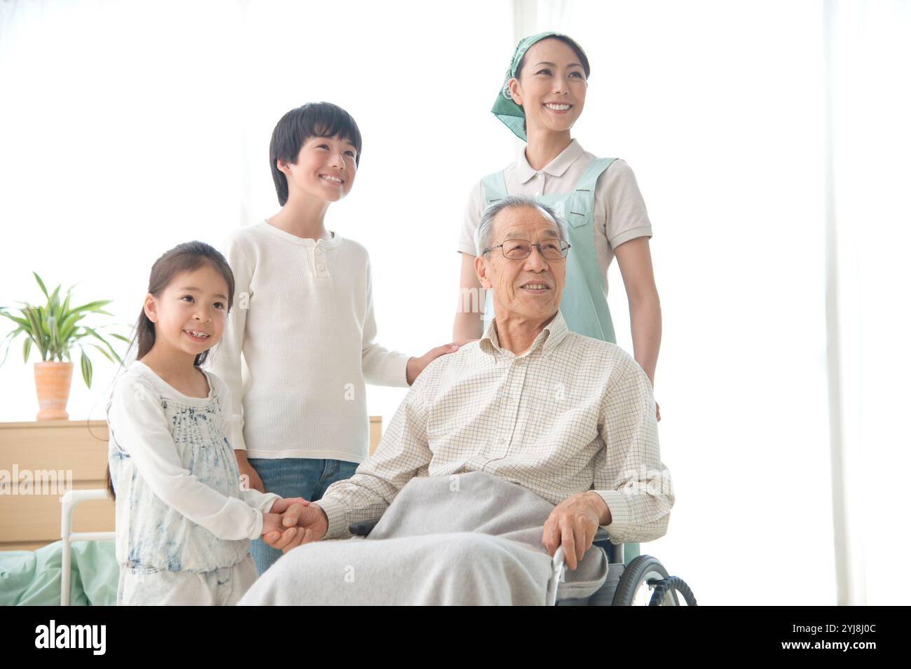 Elderly man in bed with family hi-res stock photography and images - Alamy