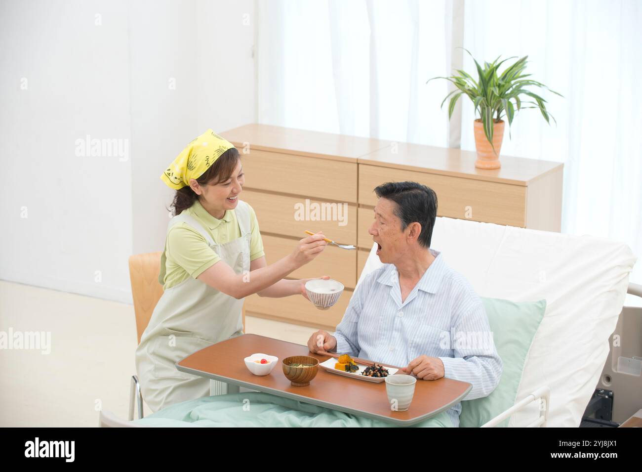 Care home staff help elderly hi-res stock photography and images - Alamy