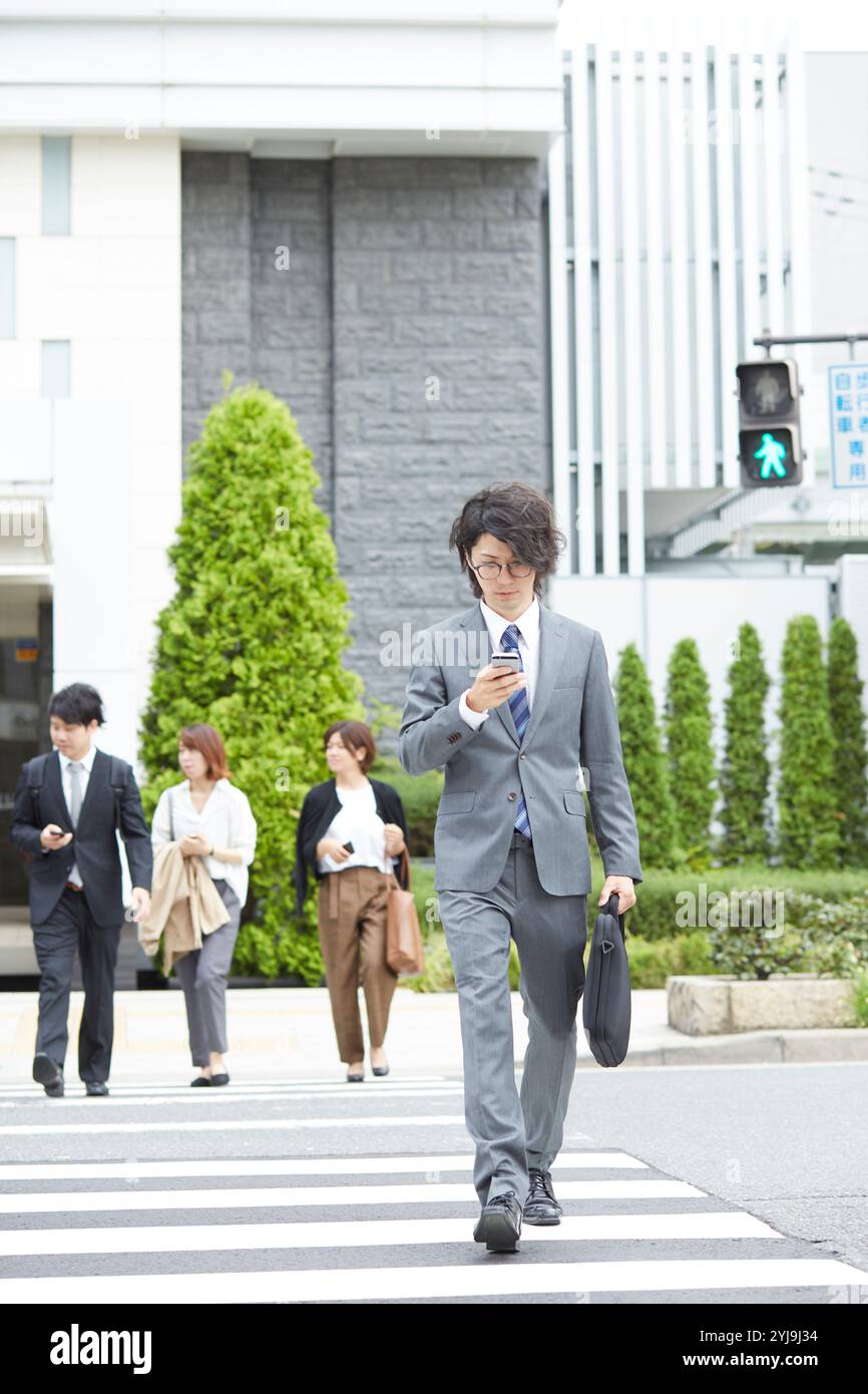 People on pedestrian crossings hi-res stock photography and images - Alamy