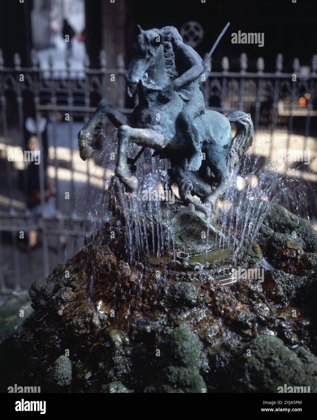 ESCULTURA DE SAN JORGE LUCHANDO CON EL DRAGON EN LA FUENTE DEL CLAUSTRO ...