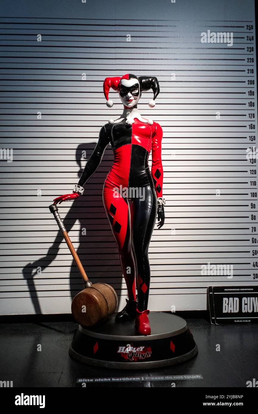Harley Quinn Statue in der Ausstellung Superheroes im NRW Forum, Düsseldorf *** Harley Quinn statue in the Superheroes exhibition at the NRW Forum, Düsseldorf Stock Photo