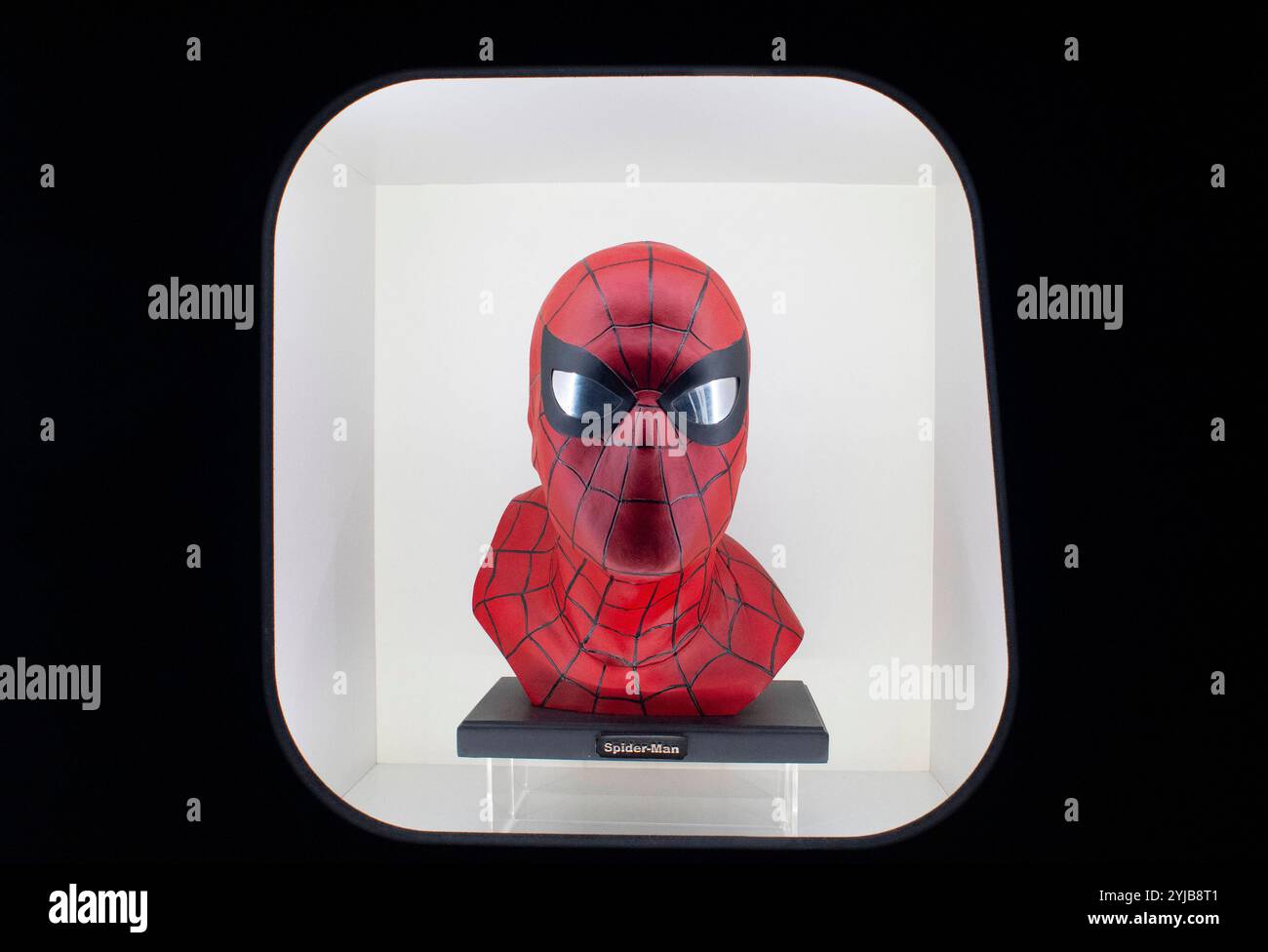 Spiderman Maske in der Ausstellung Superheroes im NRW Forum, Düsseldorf *** Spiderman mask in the Superheroes exhibition at the NRW Forum, Düsseldorf Stock Photo