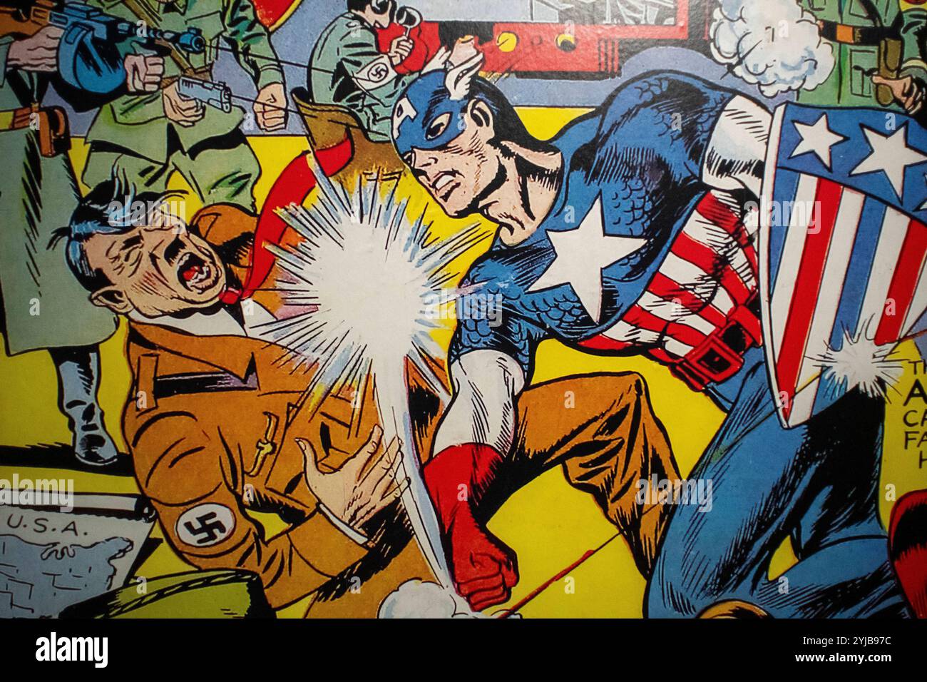 Captain America verprügelt Adolf Hitler in der Ausstellung Superheroes im NRW Forum, Düsseldorf *** Captain America beats up Adolf Hitler in the Superheroes exhibition at the NRW Forum, Düsseldorf Stock Photo