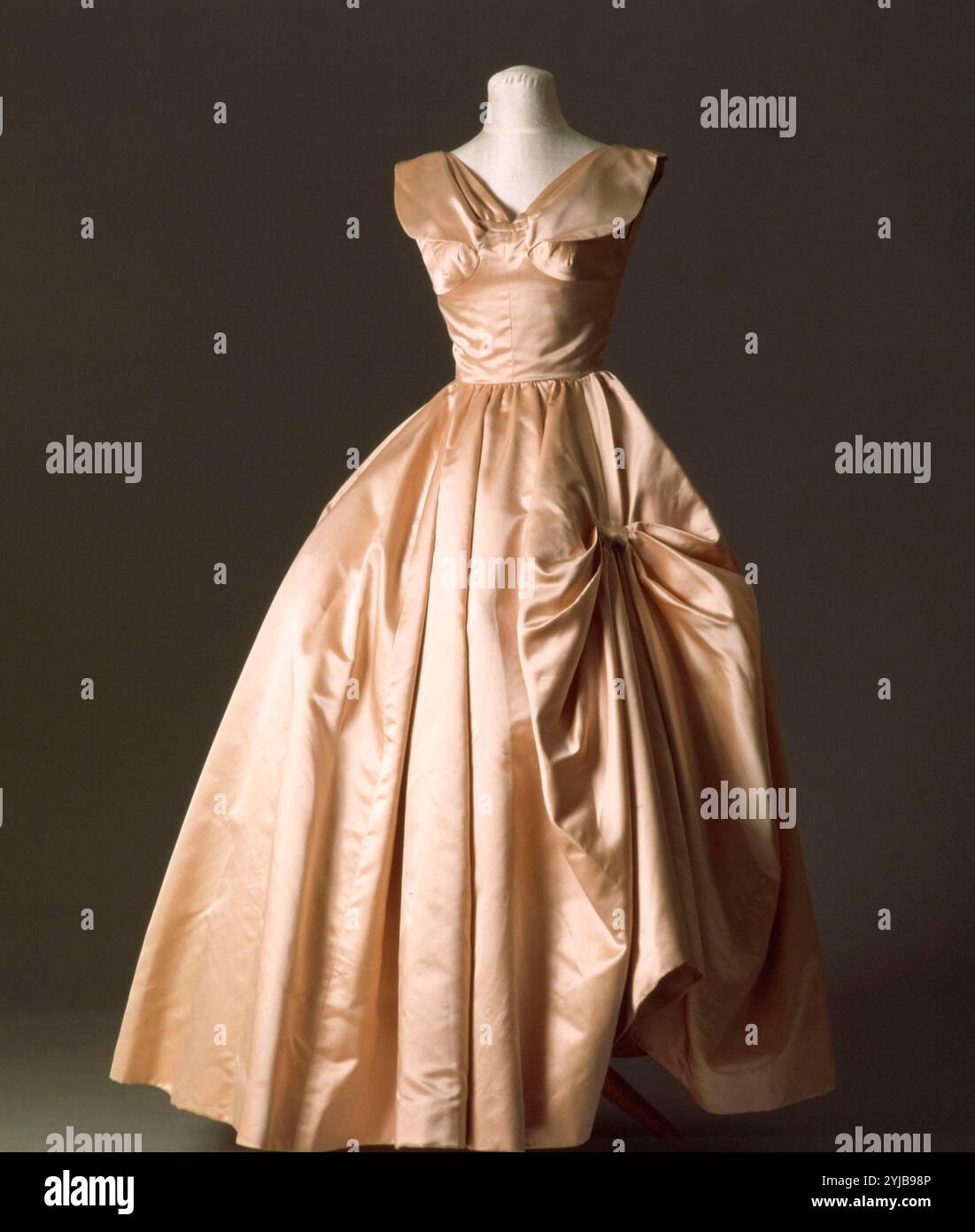 Evening dress (1958-59) Pedro Rodiguez. Museum: Museu Textil i d ...