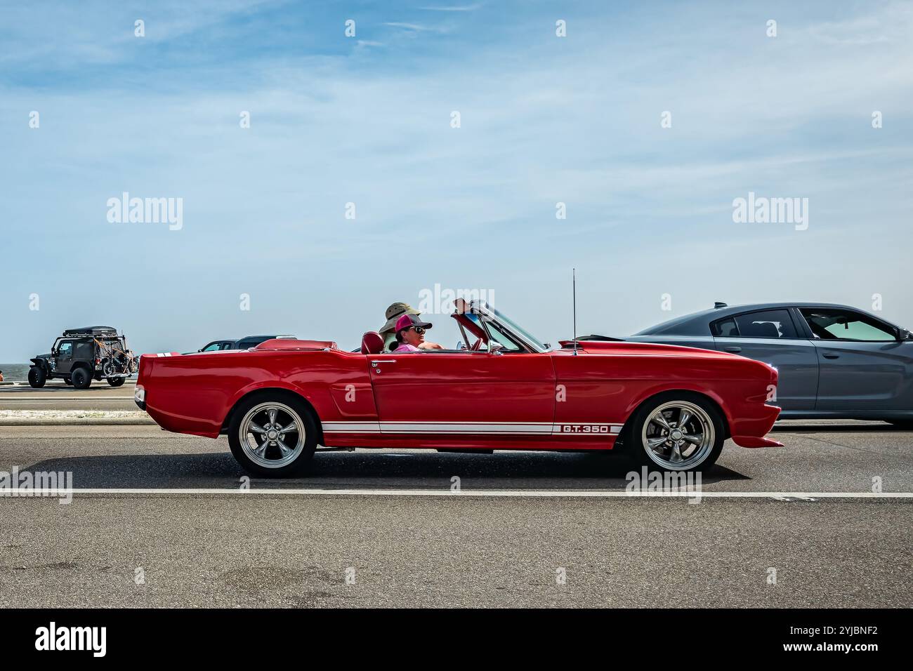 Car ford mustang gt convertible hi-res stock photography and images - Alamy, image size:1300x956