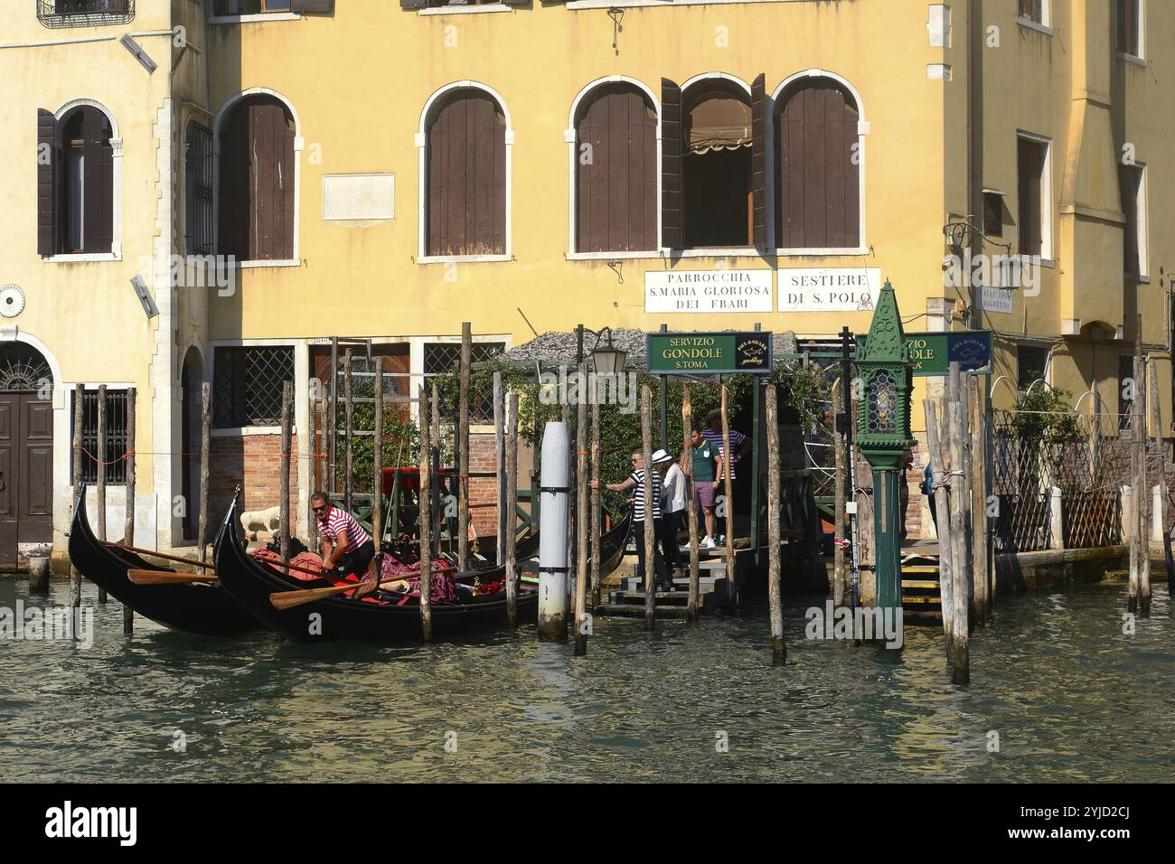 Gondola landing stage hi-res stock photography and images - Alamy