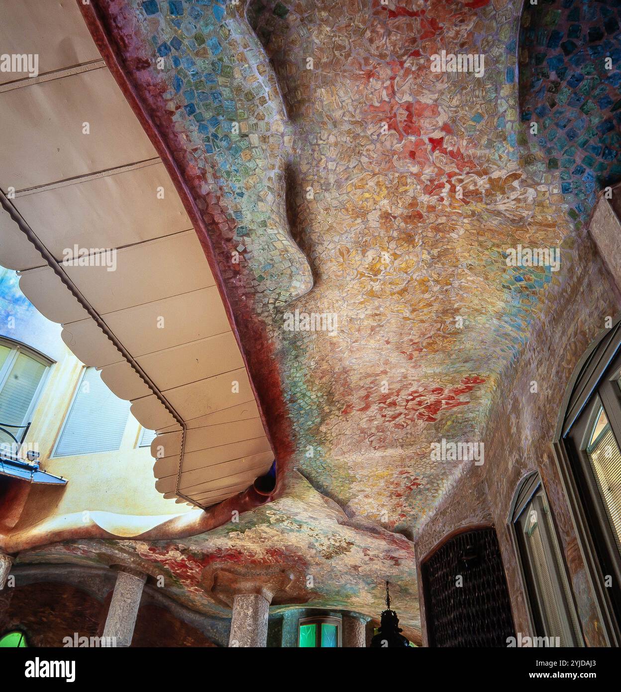 Patio interior, Casa Milà (La Pedrera) de Barcelona. Author: ANTONI ...