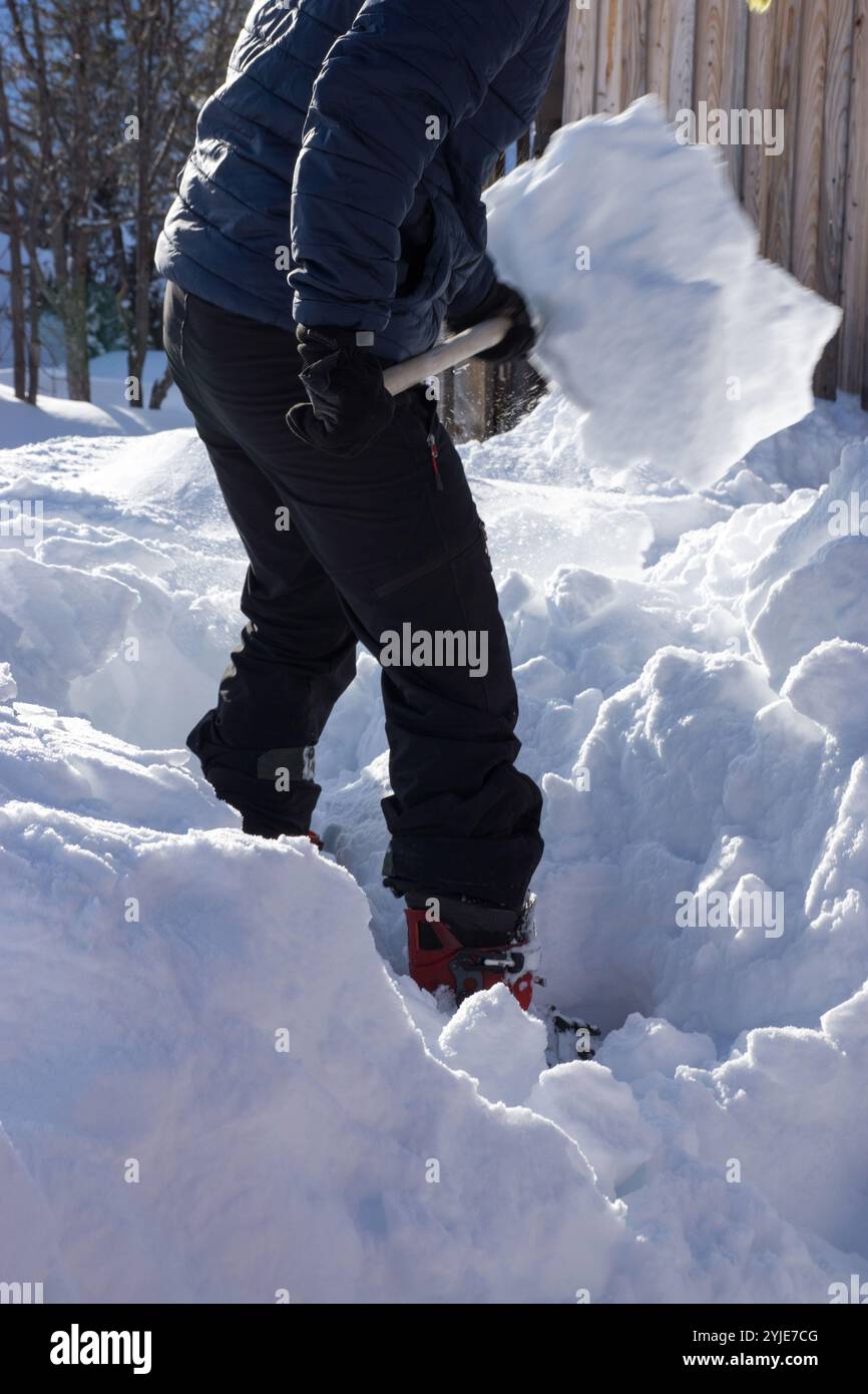 Man removing snow from a path., Mann beim beseitigen von Schnee auf einem Weg. Stock Photo