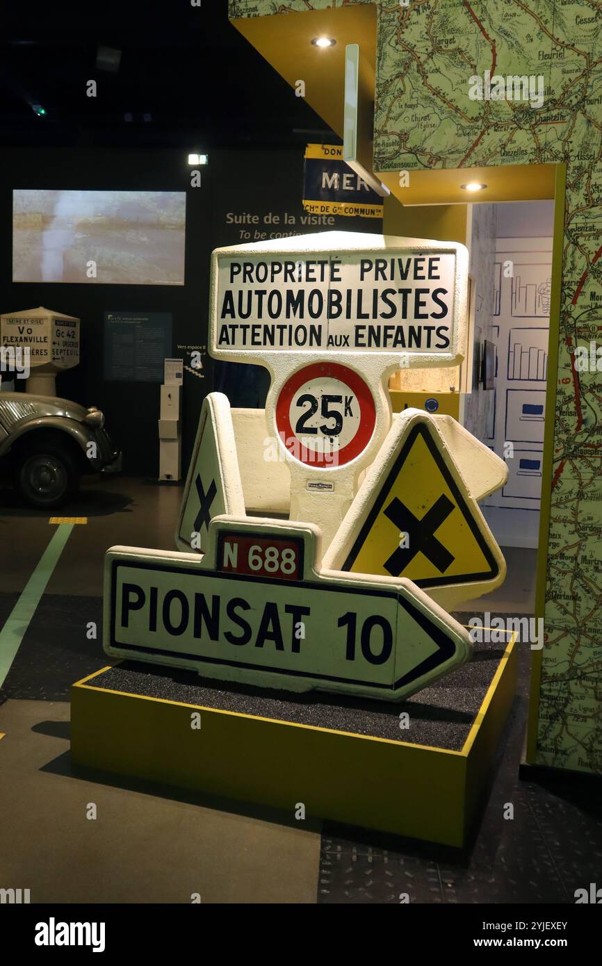 Vintage road signs hi-res stock photography and images - Alamy