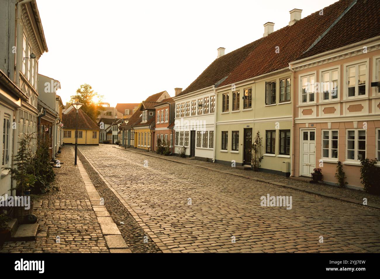 Empty city street and side on hi-res stock photography and images - Alamy
