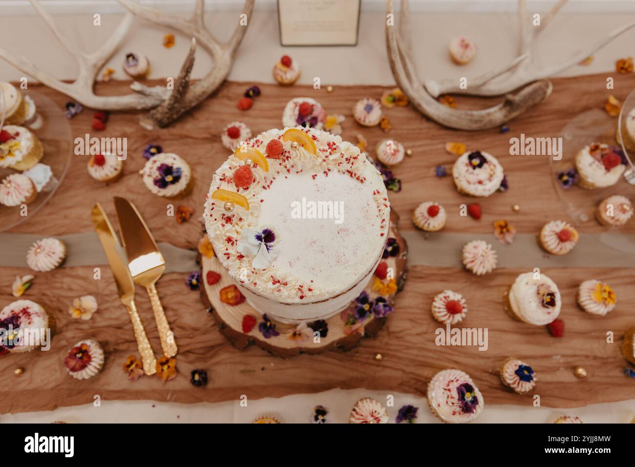 Wildflower Wedding Cake rustic - Flowers Stock Photo