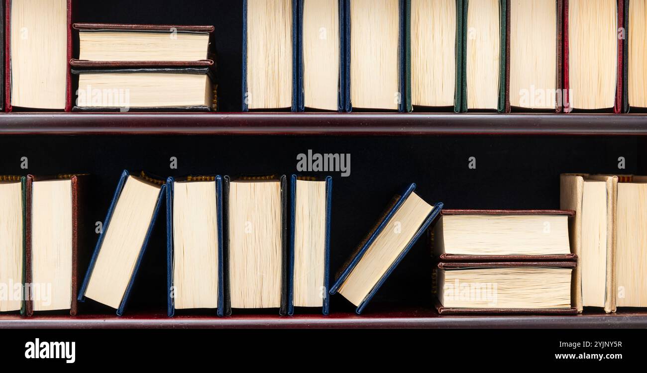 Estantería de madera de una biblioteca llena de libros Stock Photo