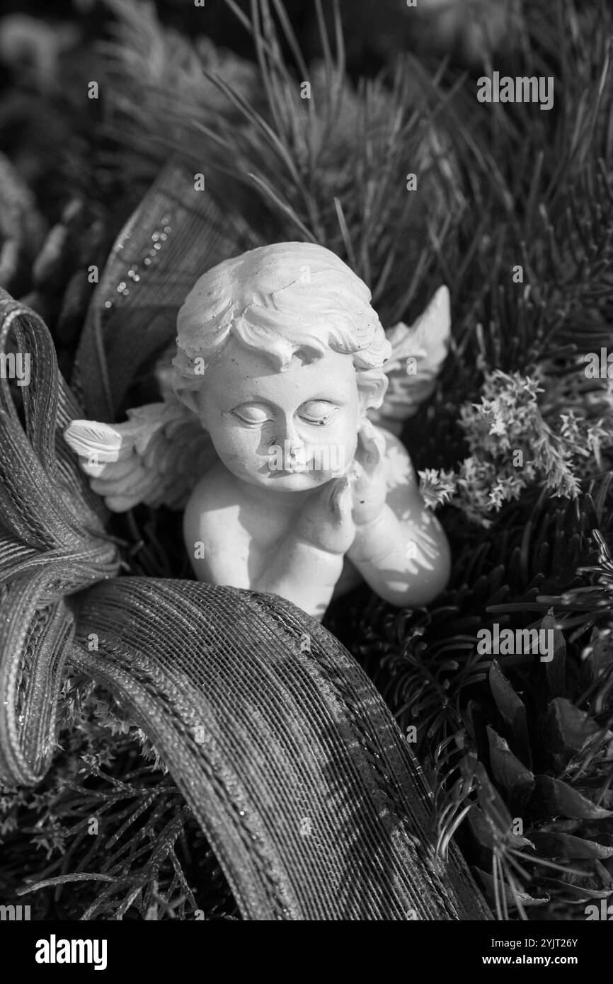 01.11..2024, Braunau am Inn, AUT, Unterwegs in der Oberösterreich, Fototermin, Themenbild, Verschiedene Themenbilder, Symbolbild, Friedhof, Stadtfriedhof Braunau, im Bild Friedhof, Grab, Gräber, Friedhof, Gesteck, Blumen, Blumenschmuck, Kreuz, Kruzifix, Jesu Christi, Allerheiligen, Engerl, Engel, Kerzen, Grab, Grablicht, Blumen, Symbolbild, Feature, Herbst 2024, *** 01 11 2024, Braunau am Inn, AUT, On the road in Upper Austria, photo session, theme picture, various theme pictures, symbol picture, cemetery, Braunau city cemetery, in the picture cemetery, grave, graves, cemetery, flower arrangem Stock Photo
