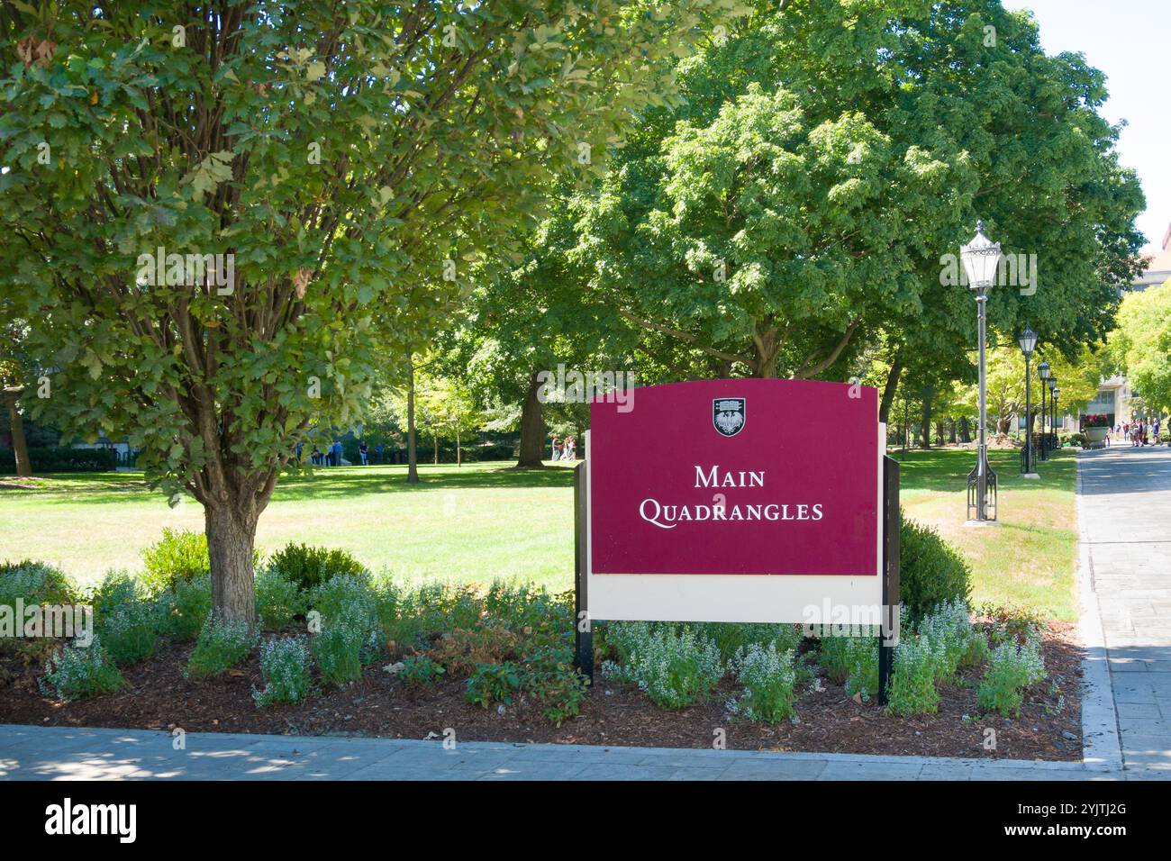 College quadrangles hi-res stock photography and images - Alamy