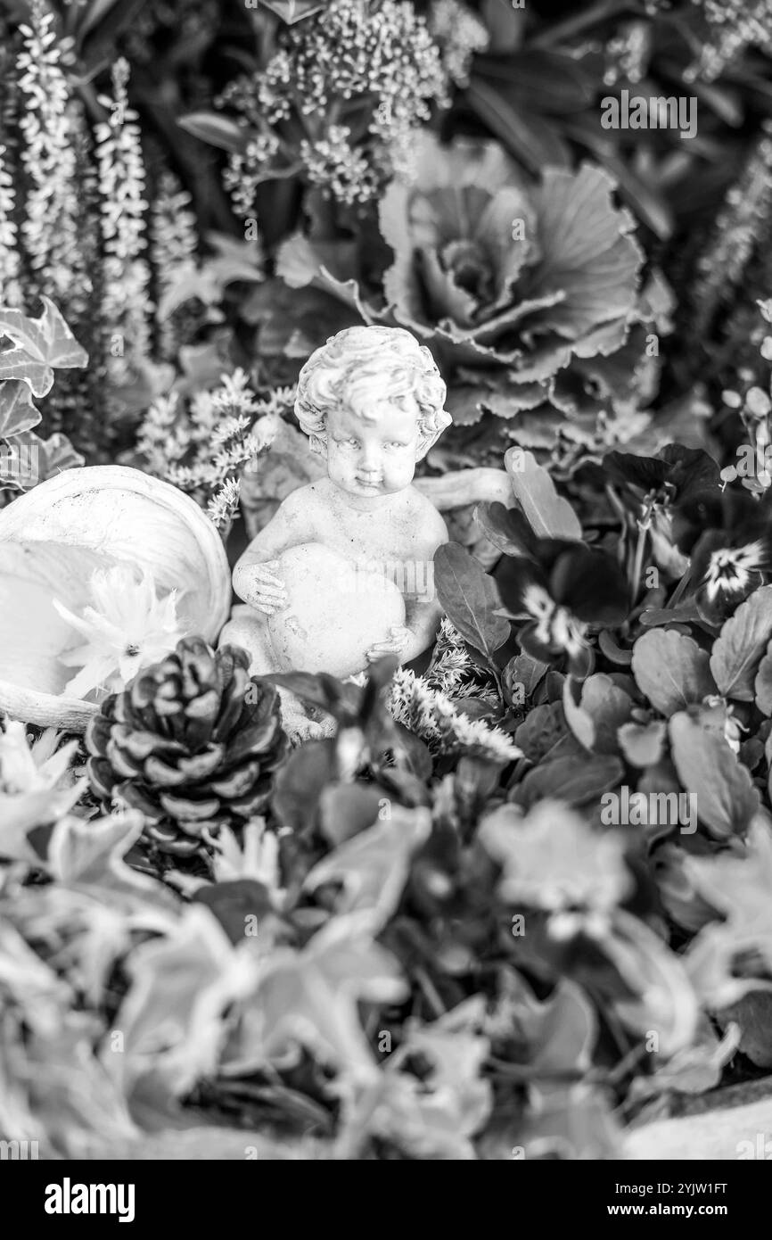 01.11..2024, Braunau am Inn, AUT, Unterwegs in der Oberösterreich, Fototermin, Themenbild, Verschiedene Themenbilder, Symbolbild, Friedhof, Stadtfriedhof Braunau, im Bild Friedhof, Grab, Gräber, Friedhof, Gesteck, Blumen, Blumenschmuck, Kreuz, Kruzifix, Jesu Christi, Allerheiligen, Engerl, Engel, Kerzen, Grab, Grablicht, Blumen, Symbolbild, Feature, Herbst 2024, *** 01 11 2024, Braunau am Inn, AUT, On the road in Upper Austria, photo session, theme picture, various theme pictures, symbol picture, cemetery, Braunau city cemetery, in the picture cemetery, grave, graves, cemetery, flower arrangem Stock Photo