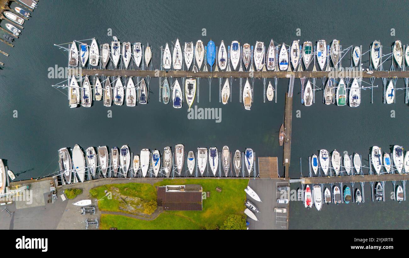 Boats docked modern marina hi-res stock photography and images - Alamy