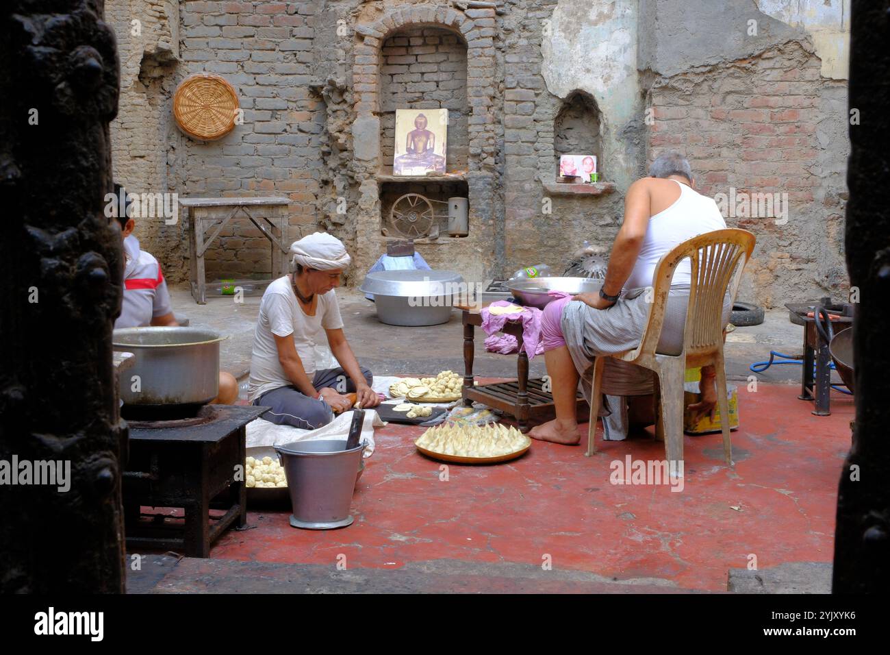 Samosa making in Delhi Stock Photo