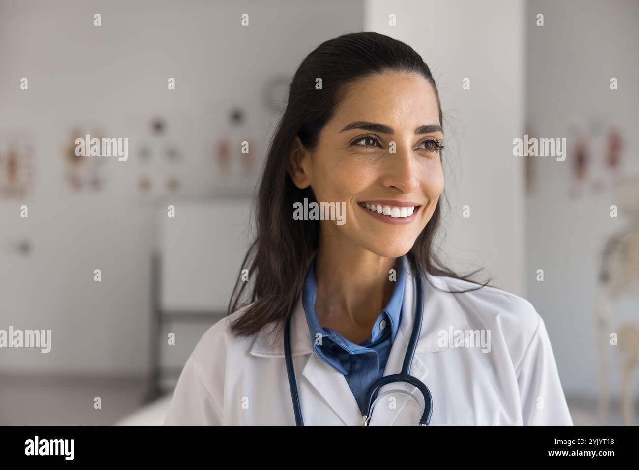 Close up 30s female doctor hi-res stock photography and images - Alamy
