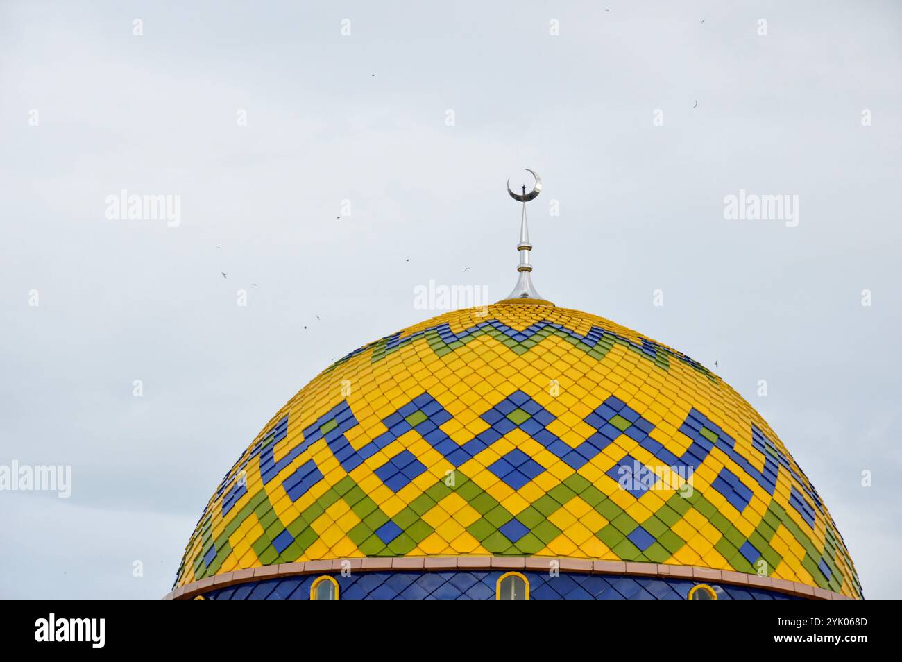 the dome of mosque against blue sky Stock Photo - Alamy