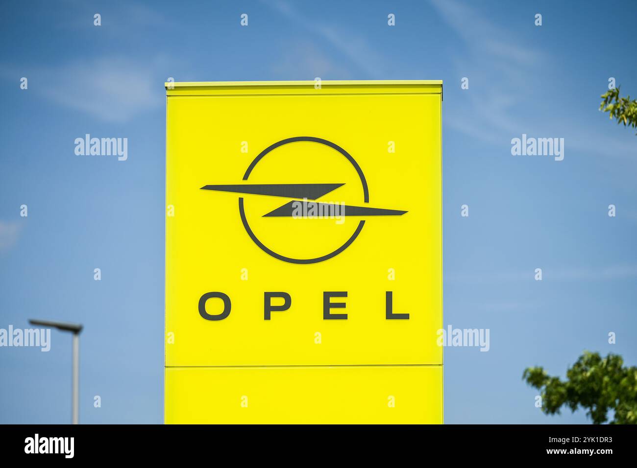 Opel Logo, Adam Opel-Haus, Zentrale, Hauptverwaltung, Opelwerk, Rugbyring, Friedrich-Lutzmann-Ring, Rüsselsheim, Hessen, Deutschland Stock Photo