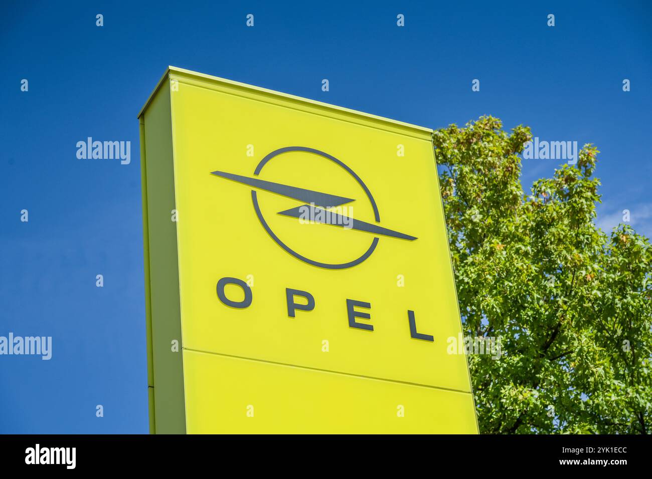 Opel Logo, Adam Opel-Haus, Zentrale, Hauptverwaltung, Opelwerk, Rugbyring, Friedrich-Lutzmann-Ring, Rüsselsheim, Hessen, Deutschland Stock Photo