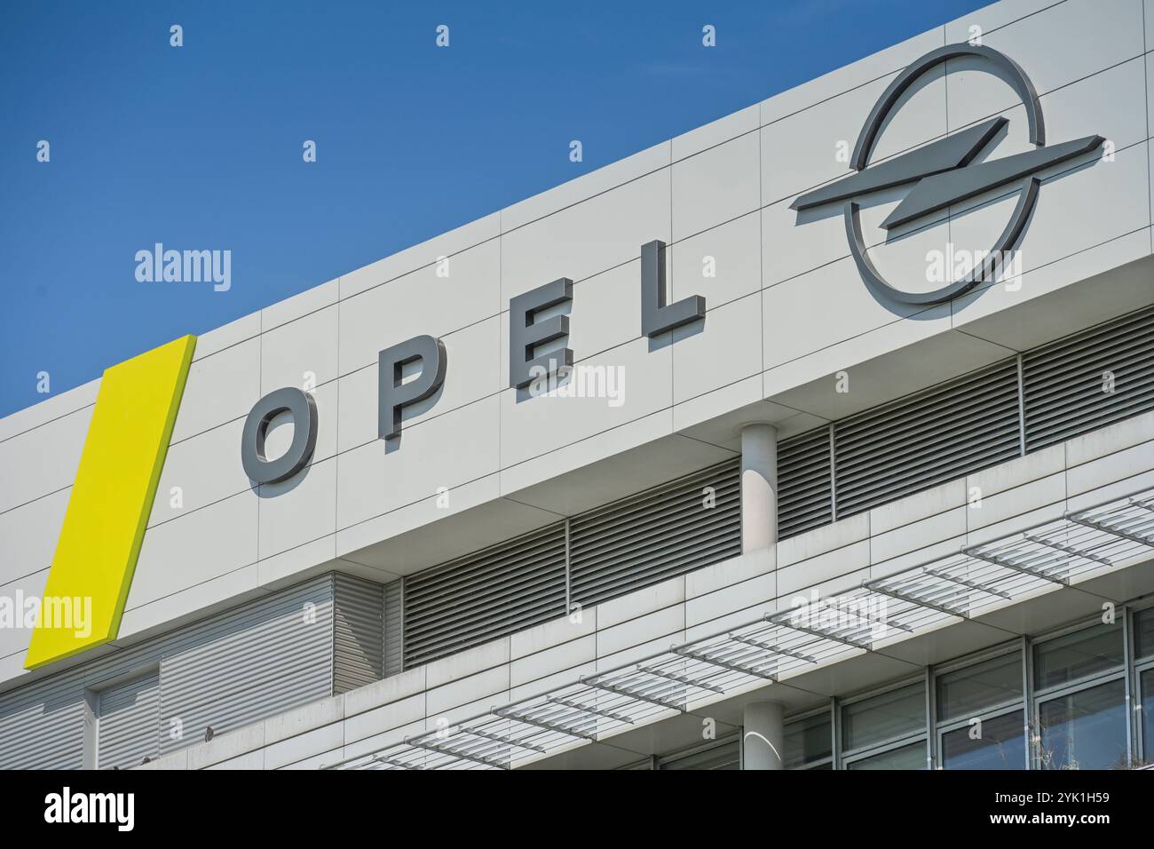 Opel Logo, Adam Opel-Haus, Zentrale, Hauptverwaltung, Opelwerk, Rugbyring, Friedrich-Lutzmann-Ring, Rüsselsheim, Hessen, Deutschland *** Opel logo, Adam Opel Haus, headquarters, main administration, Opel plant, Rugbyring, Friedrich Lutzmann Ring, Rüsselsheim, Hesse, Germany Stock Photo