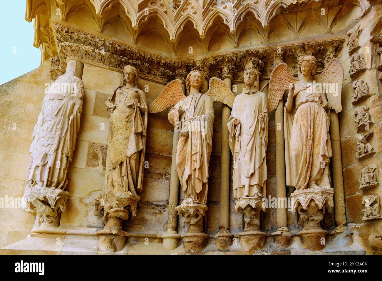 Smiling angel of reims hi-res stock photography and images - Alamy