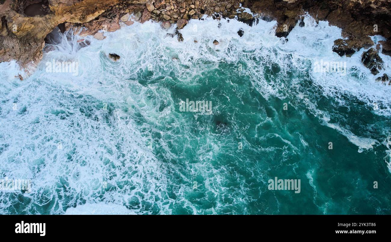 Ocean waves on rock shore hi-res stock photography and images - Alamy