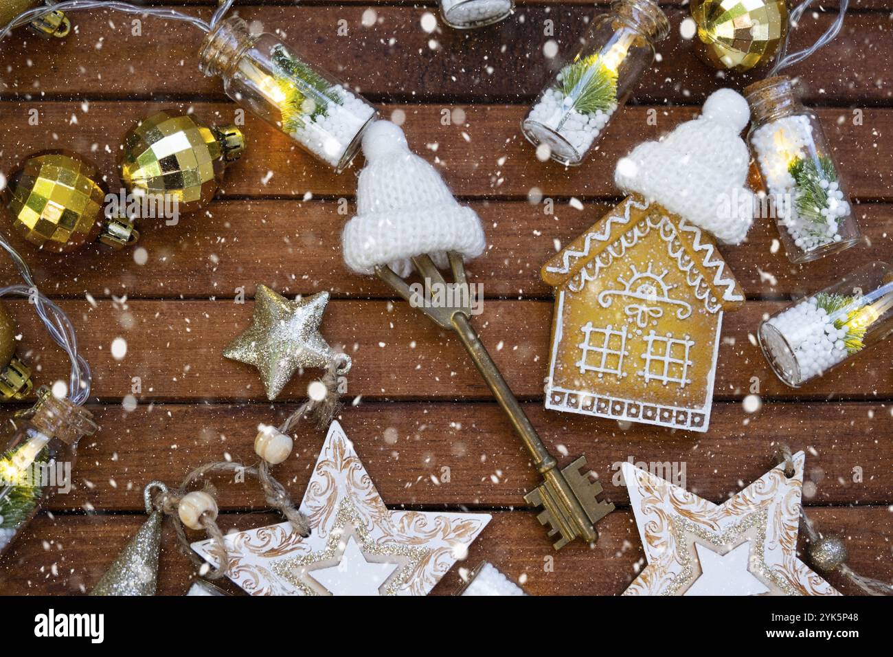 Key house keychain tiny hi-res stock photography and images - Alamy