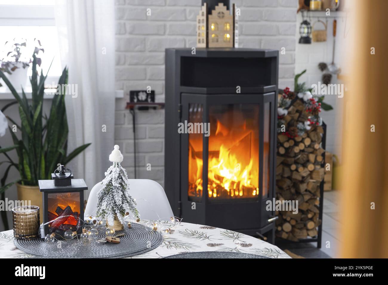 White fireplaces hi-res stock photography and images - Alamy