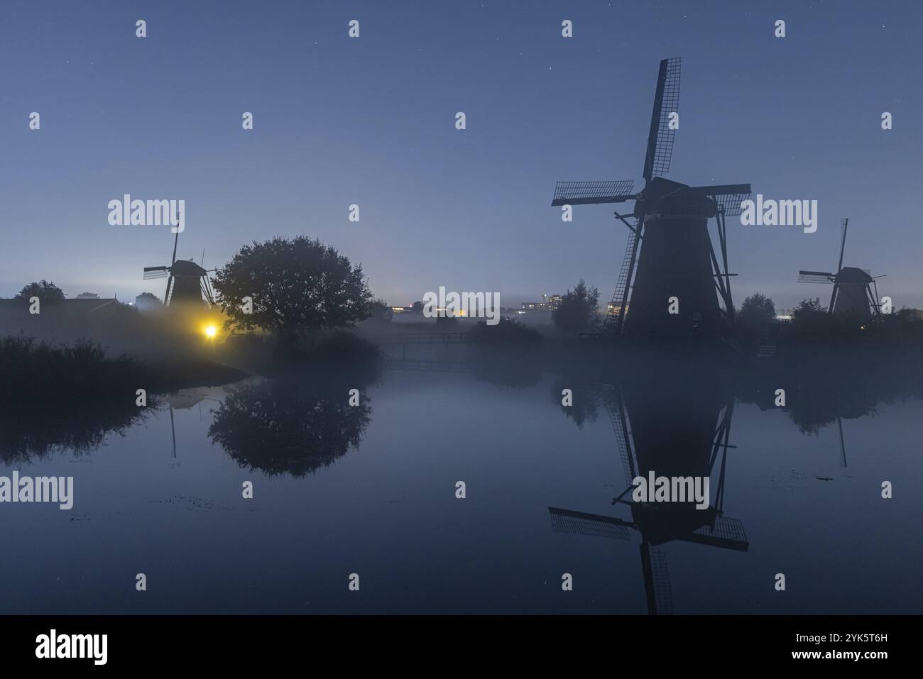 Foggy night photography hi-res stock photography and images - Alamy